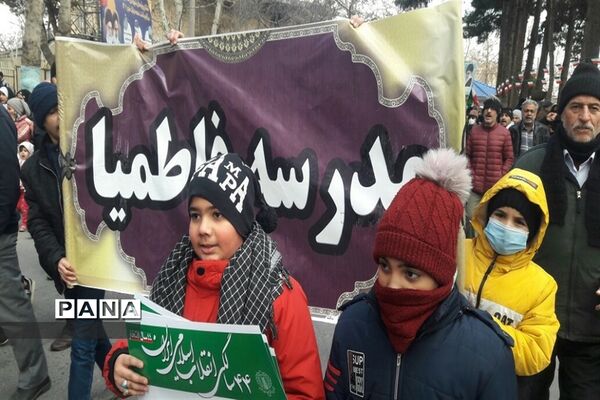 حضور پرشور دانش‌آموزان و فرهنگیان شهرستان طرقبه شاندیز در راهپیمایی ۲۲ بهمن ۱۴۰۱