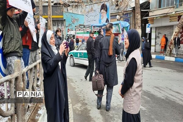 حضور پرشور دانش‌آموزان و فرهنگیان شهرستان طرقبه شاندیز در راهپیمایی ۲۲ بهمن ۱۴۰۱