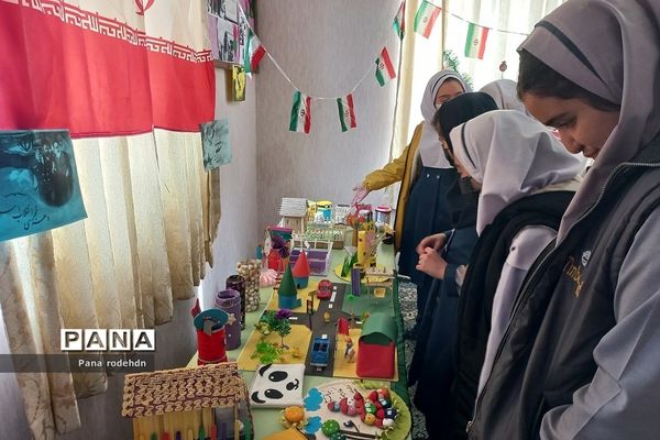 برگزاری نمایشگاه دست‌سازه‌های دانش‌آموزان در دبستان کوثر رودهن