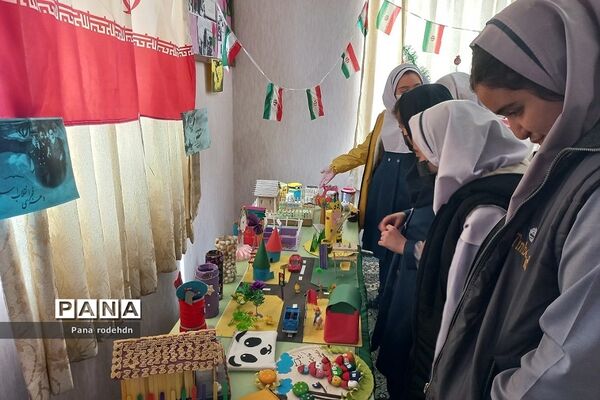 برگزاری نمایشگاه دست‌سازه‌های دانش‌آموزان در دبستان کوثر رودهن