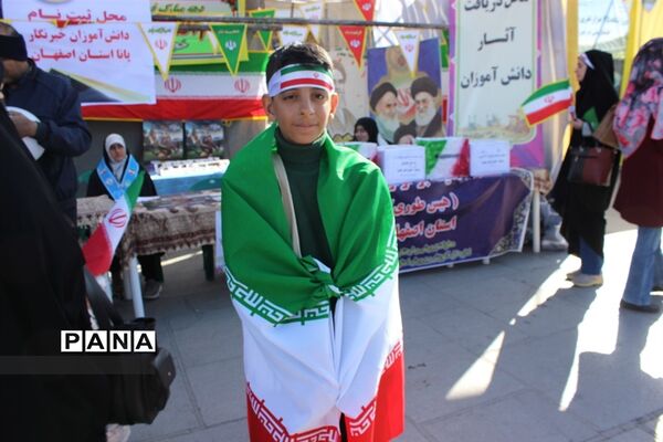 حضور گسترده مردم اصفهان در راهپیمایی ٢٢ بهمن