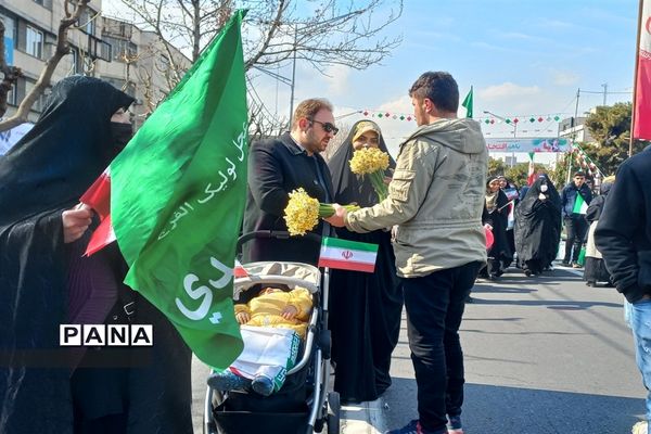 دانش‌آموزان منطقه ۱۰ در جشن ۴۴ سالگی انقلاب، جلوه‌ای ازاقتدارملت ایران را نشان دادند