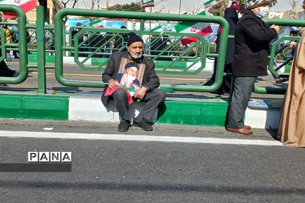 دانش‌آموزان منطقه ۱۰ در جشن ۴۴ سالگی انقلاب، جلوه‌ای ازاقتدارملت ایران را نشان دادند