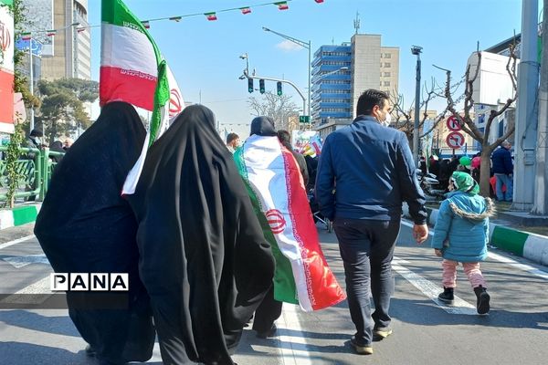 دانش‌آموزان منطقه ۱۰ در جشن ۴۴ سالگی انقلاب، جلوه‌ای ازاقتدارملت ایران را نشان دادند