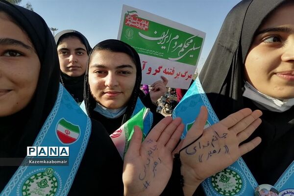 حضور مربیان و دانش‌آموزان شهرستان هویزه در راهپبمایی ۲۲ بهمن