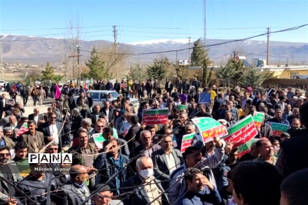 حضور گسترده فرهنگیان و دانش‌آموزان منطقه کامفیروز در راهپیمایی ۲۲ بهمن