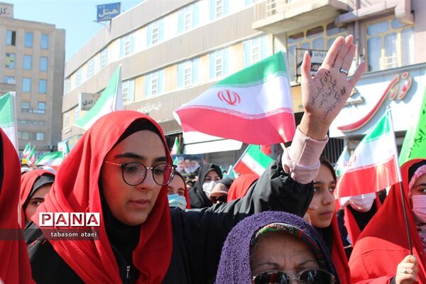 سرود همگانی پیشتازان گام دوم انقلاب در راهپیمایی 22 بهمن