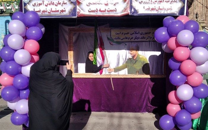 برپایی غرفه «دست به دست» در راهپیمایی ۲۲بهمن