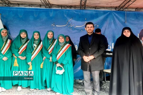 حضورفرهنگیان و دانش‌آموزان آموزش و پرورش استثنایی کشور درراهپیمایی 22 بهمن