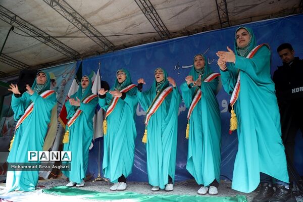 حضورفرهنگیان و دانش‌آموزان آموزش و پرورش استثنایی کشور درراهپیمایی 22 بهمن