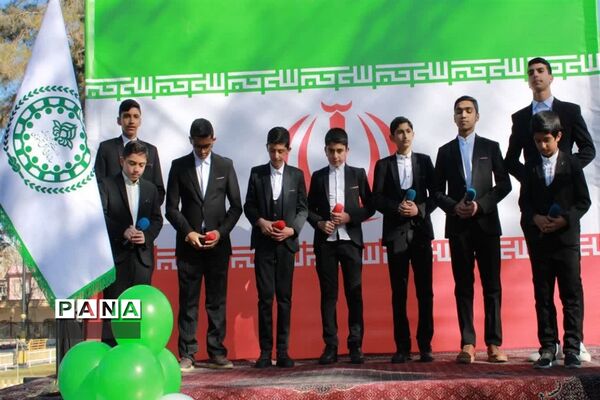 حضور دانش‌آموزان عضو سازمان دانش‌آموزی و خبرگزاری پانا خراسان جنوبی در راهپیمایی 22بهمن