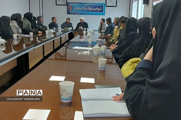 نشست هم‌اندیشی معاونان پرورشی و مربیان تربیتی با امام جمعه فشافویه