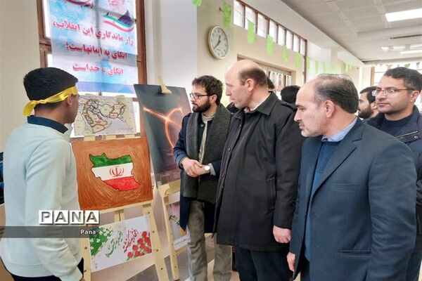بازدید معاون پرورشی و فرهنگی آموزش و پرورش استان آذربایجان شرقی از نمایشگاه‌های دانش‌آموزی مدارس انقلاب تبریز