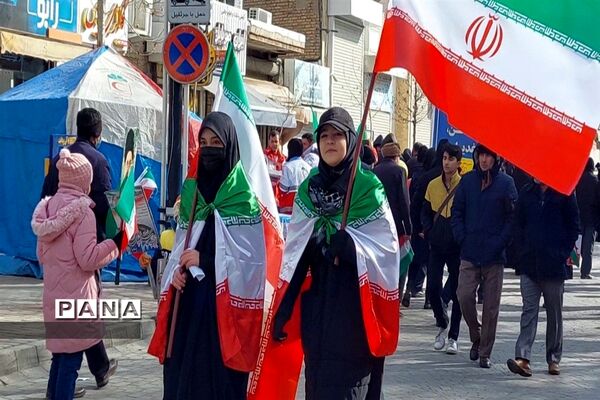 دانش‌آموزانی که همه با هم آمدند