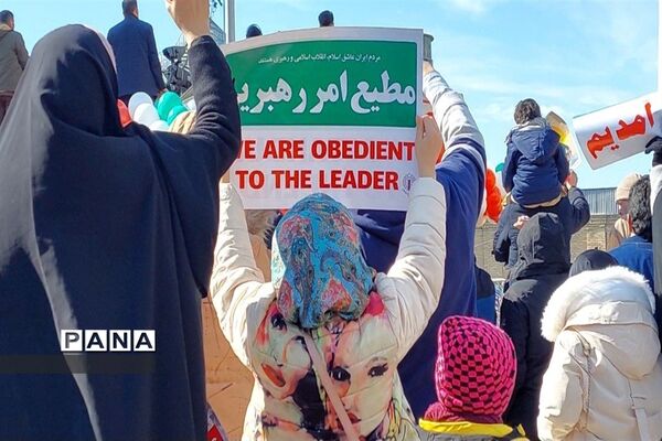 دانش‌آموزانی که همه با هم آمدند