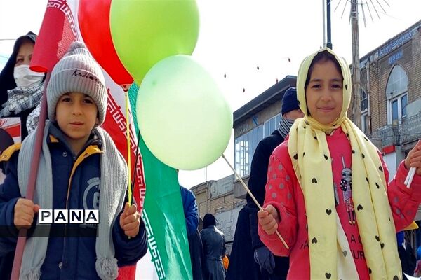 دانش‌آموزانی که همه با هم آمدند