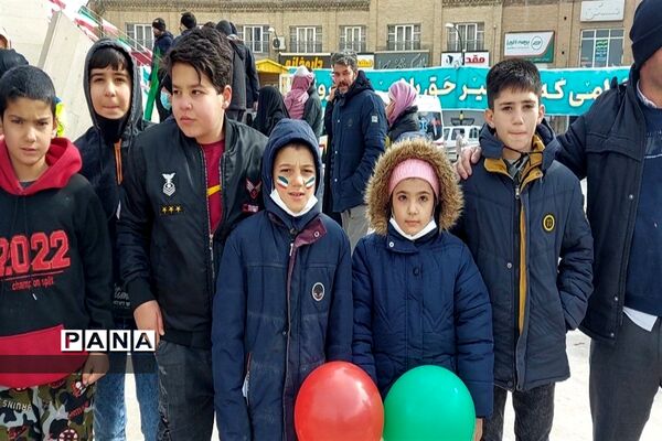 دانش‌آموزانی که همه با هم آمدند