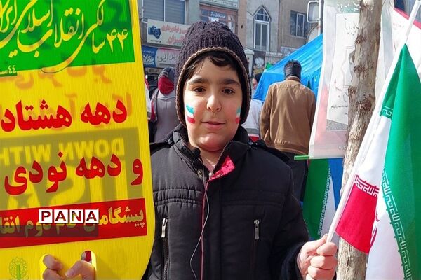 دانش‌آموزانی که همه با هم آمدند