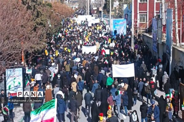 حضور پرشور دانش‌آموزان ولایتمدار ناحیه 2 خرم‌آباد در راهپیمایی 22 بهمن