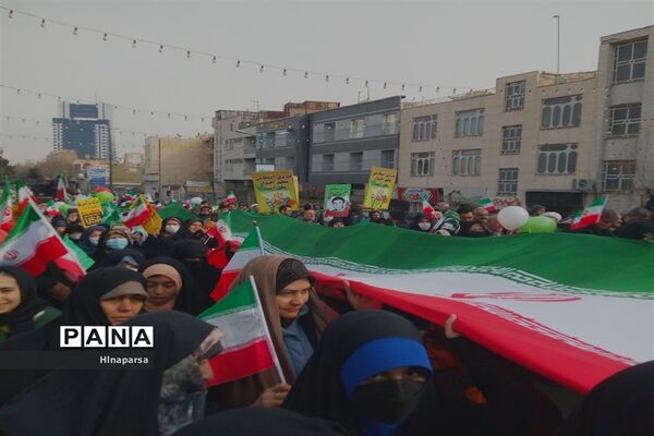 حضور پرشکوه مردم قزوین در راهپیمایی ۲۲ بهمن