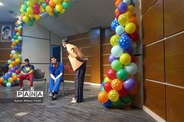 برگزاری نمایش جنگ شادی درشهرستان قرچک