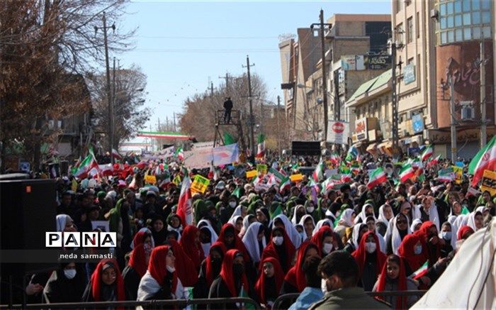 همخوانی سرود1357 نفری دختران دهه هشتادی در راهپیمایی ۲۲ بهمن ماه کرمانشاه