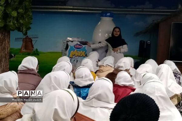بازدید دانش‌‌آموزان آموزشگاه  الله‌اکبر اسلامشهر از شرکت لبنیاتی میهن