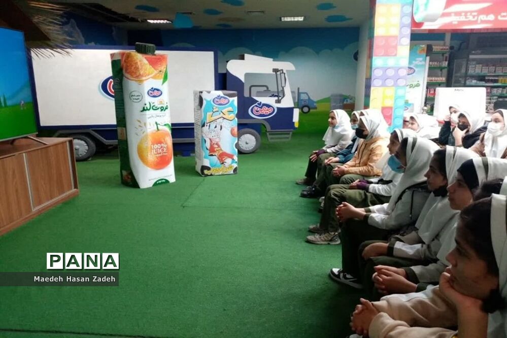 بازدید دانش‌‌آموزان آموزشگاه  الله‌اکبر اسلامشهر از شرکت لبنیاتی میهن