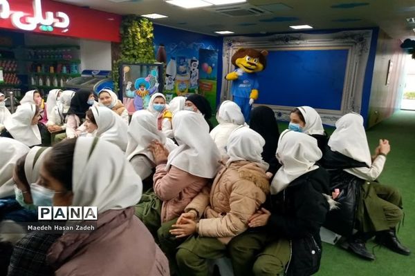 بازدید دانش‌‌آموزان آموزشگاه  الله‌اکبر اسلامشهر از شرکت لبنیاتی میهن