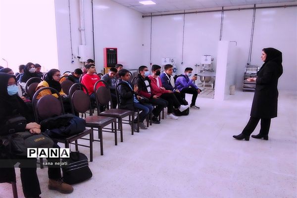 بازدید دانش‌آموزان برگزیده مسابقات پژوهش سراهای دانش‌آموزی از دانشگاه کشاورزی استان فارس