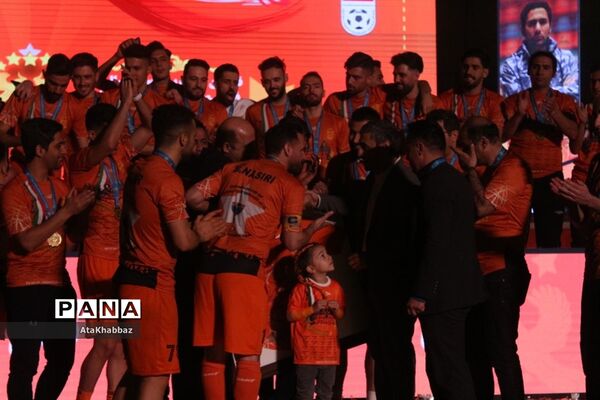 طلا بر گردن مس