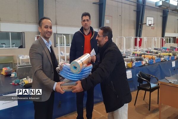 توزیع اقلام ورزشی و بهداشتی در سالن دوومیدانی برادران شهید مظفر ملارد
