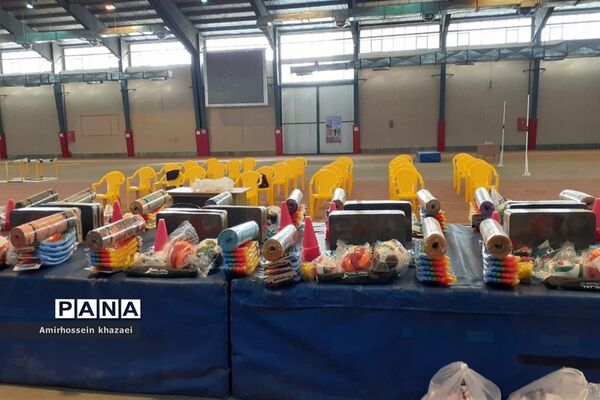 توزیع اقلام ورزشی و بهداشتی در سالن دوومیدانی برادران شهید مظفر ملارد