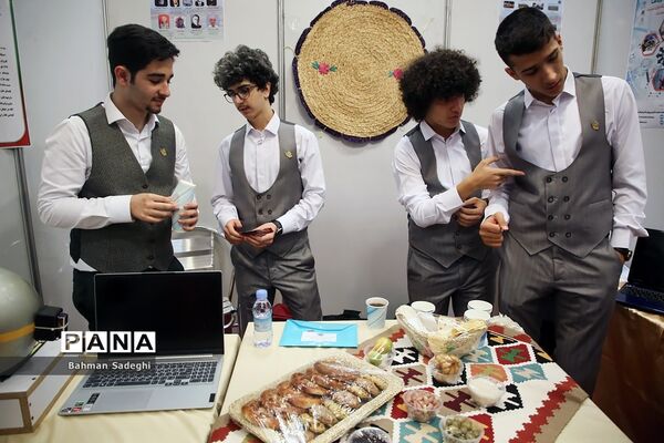نمایشگاه دستاوردها و طرح‌های پژوهشی برتر دانش‌آموزان سمپاد