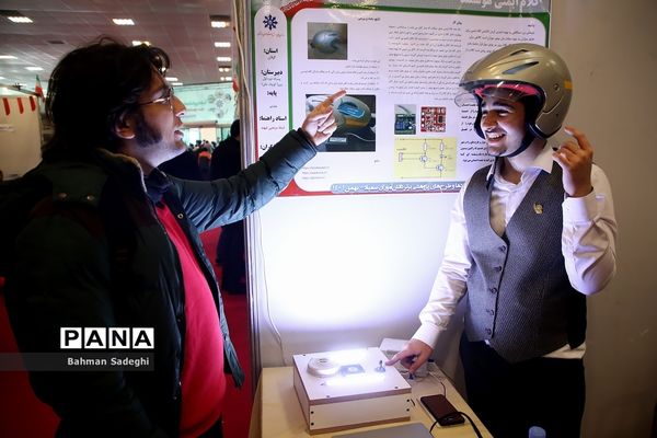 نمایشگاه دستاوردها و طرح‌های پژوهشی برتر دانش‌آموزان سمپاد