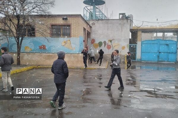شادی دانش‌آموزان از بارش برف