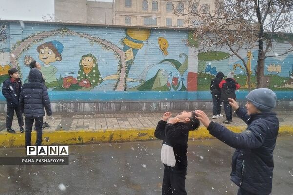 شادی دانش‌آموزان از بارش برف