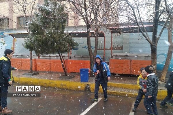 شادی دانش‌آموزان از بارش برف