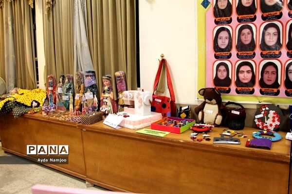 نمایشگاه دستاورد‌های دانش‌آموزی هنرستان دخترانه مهر جهرم