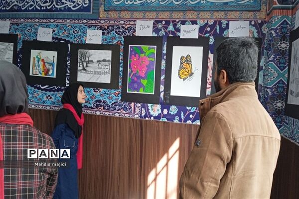 برپایی نمایشگاه نقاشی دانش‌‌‌آموزان‌‌ مدرسه پاکان ملارد
