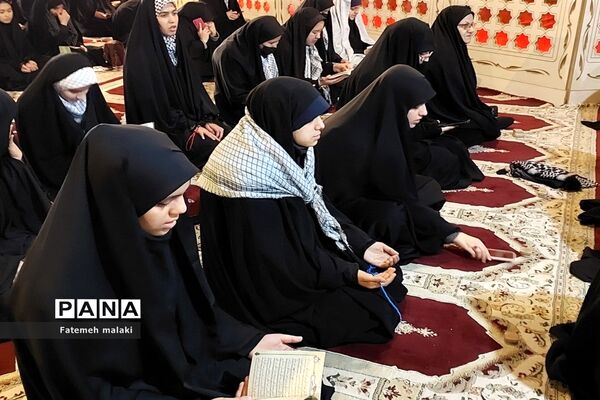 حضور دانش‌آموزان ملاردی اعزامی راهیان نور در یادمان معراج شهدا