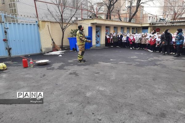 آموزش اطفا حریق در دبستان حقیقت منطقه ۱۳