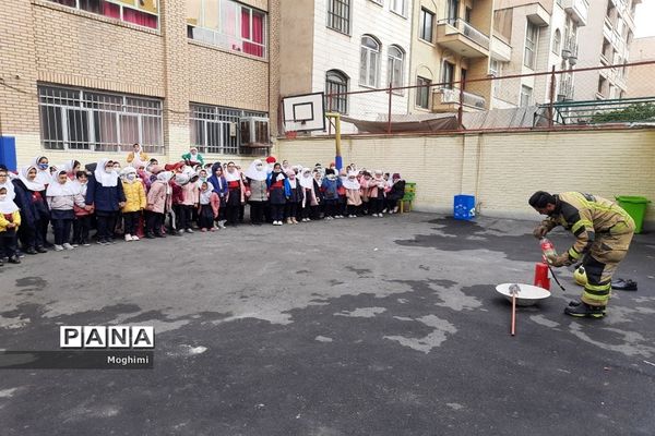 آموزش اطفا حریق در دبستان حقیقت منطقه ۱۳