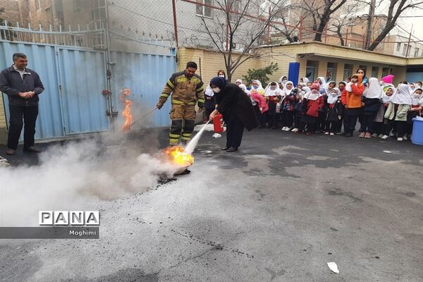 آموزش اطفا حریق در دبستان حقیقت منطقه ۱۳