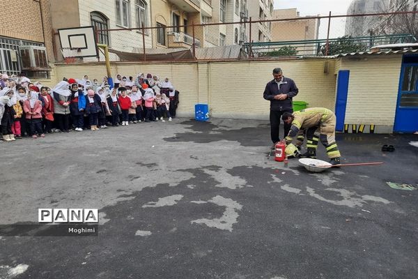 آموزش اطفا حریق در دبستان حقیقت منطقه ۱۳