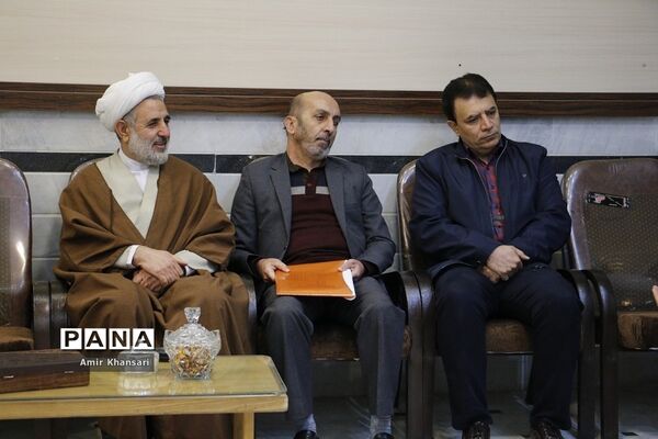 نشست صمیمی دانش‌آموزان دبیرستان دین و دانش قم با نماینده مجلس شورای اسلامی