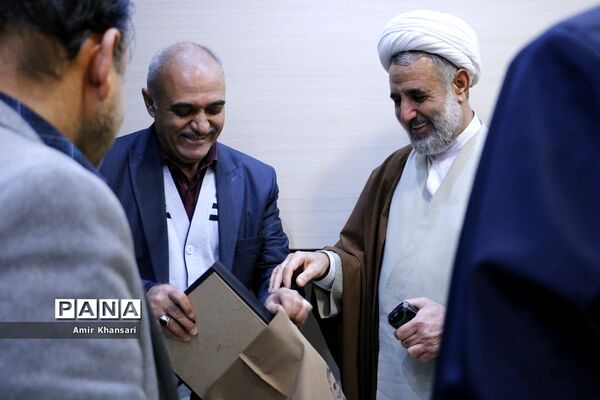 نشست صمیمی دانش‌آموزان دبیرستان دین و دانش قم با نماینده مجلس شورای اسلامی