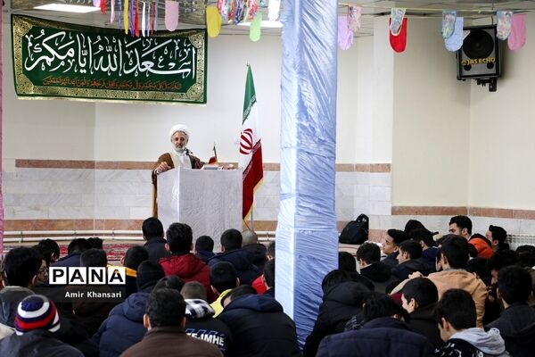 نشست صمیمی دانش‌آموزان دبیرستان دین و دانش قم با نماینده مجلس شورای اسلامی
