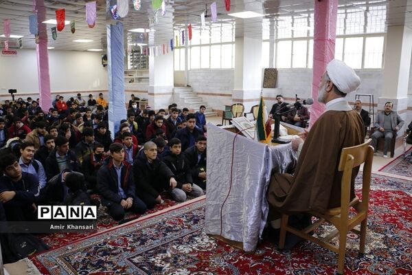 نشست صمیمی دانش‌آموزان دبیرستان دین و دانش قم با نماینده مجلس شورای اسلامی