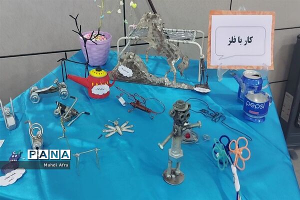 افتتاح نمایشگاه شوق پیشرفت در دبیرستان شاهد هدی شهرستان بهبهان